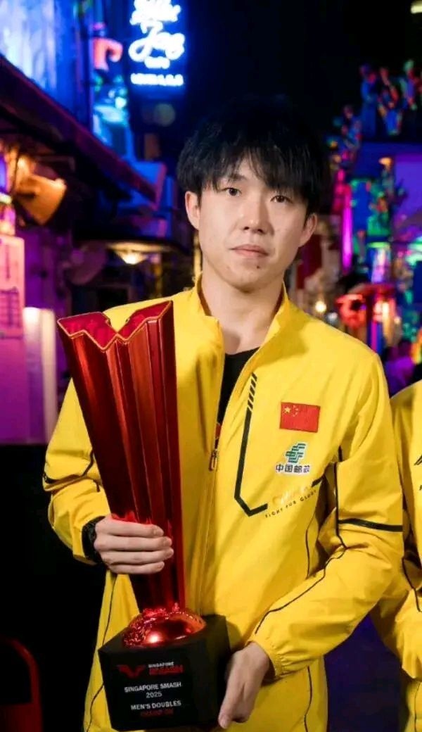 胜利的喜悦点燃全场，球员无限自豪