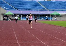 立陶宛田径选手飚速夺冠，笑逐颜开