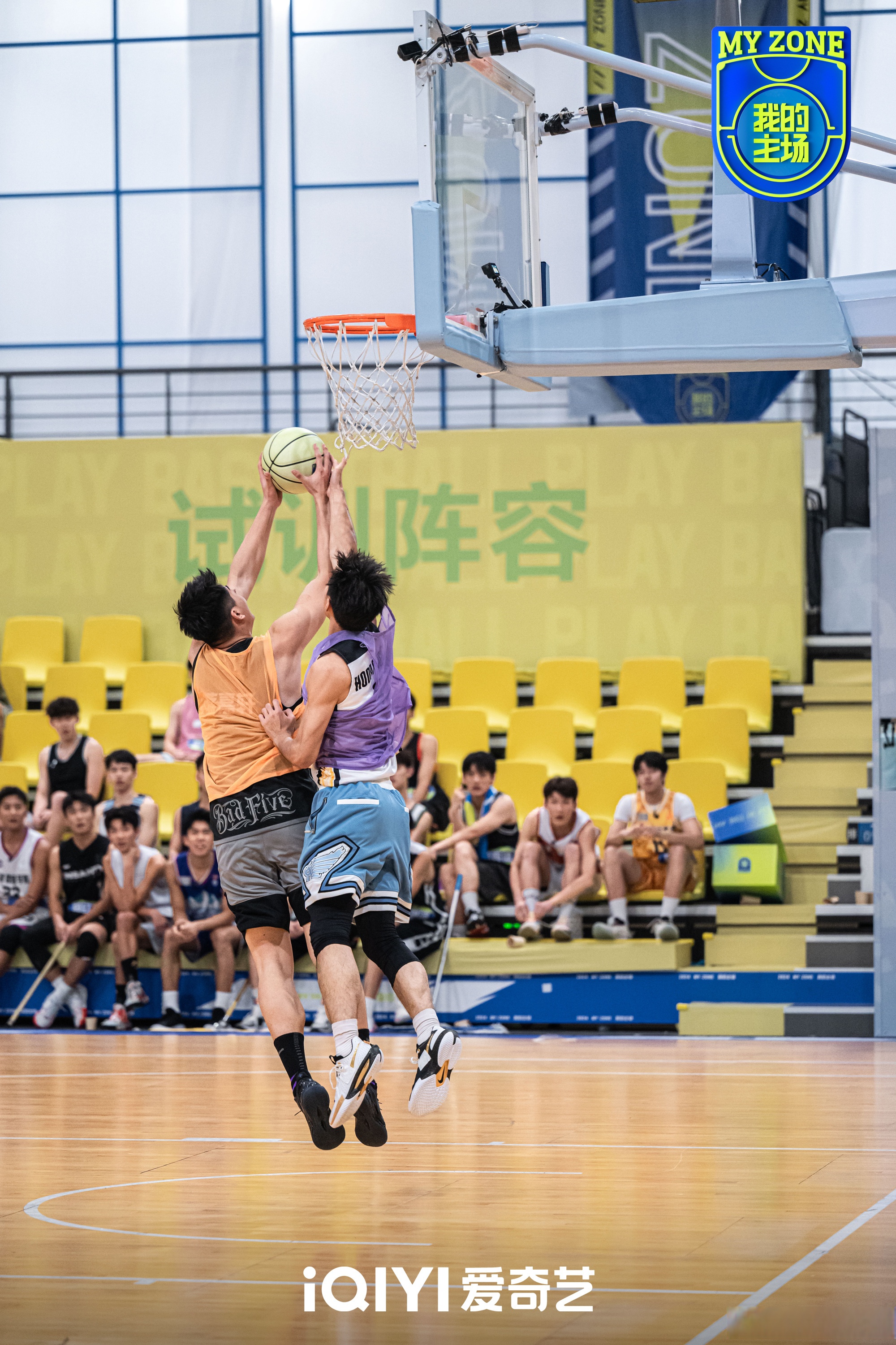 全力以赴：篮球比赛球员拼尽全力，赛场壮观的简单介绍