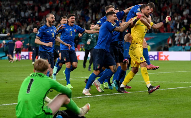 意大利力压英格兰,成功捧起欧洲杯冠军! 意大利力压英格兰,成功捧起欧洲杯冠军!