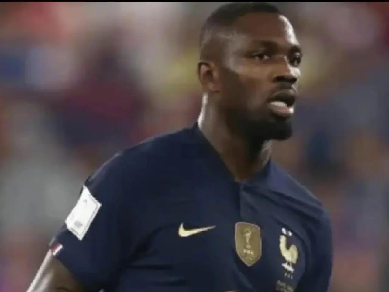 裁判争议！VAR技术再次引发争议，球迷情绪沸腾