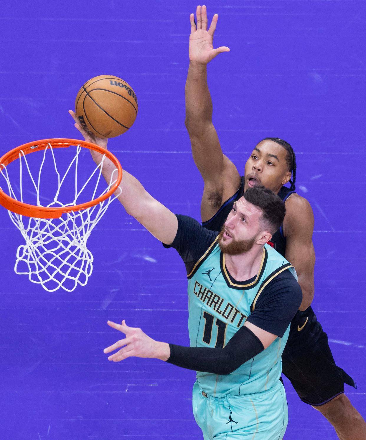 猛龙大胜黄蜂,范弗利特17分10篮板 猛龙大胜黄蜂,范弗利特17分10篮板