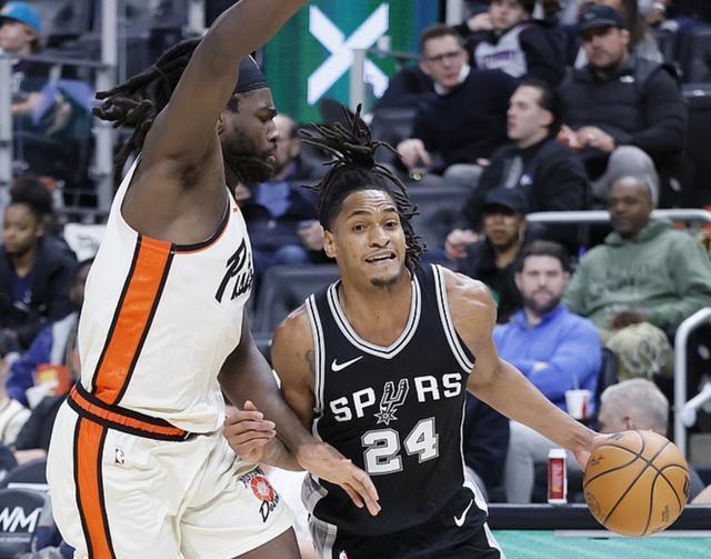 灰熊逆转爵士取得胜利