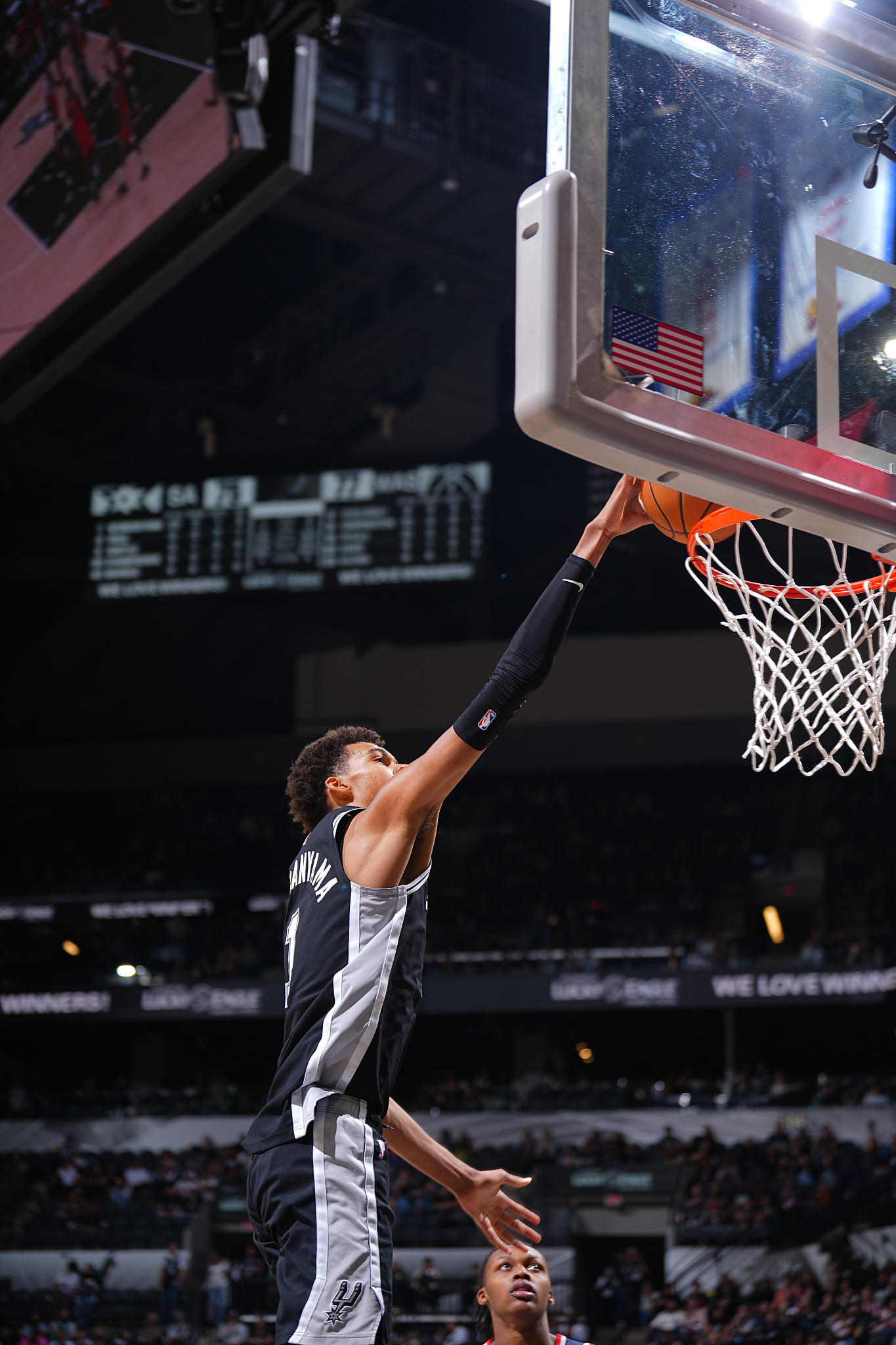 马刺队客场获胜篮网队